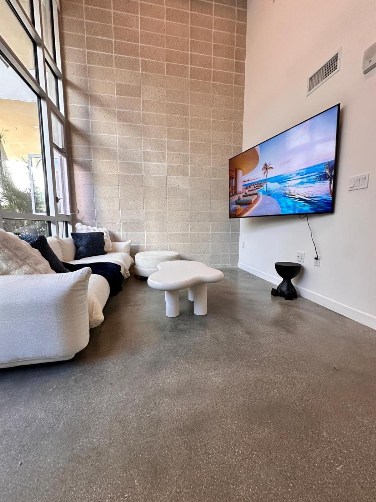 The Arte Mundi Loft - Pool Gym Lounge Apartment